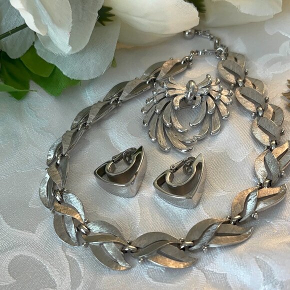 CROWN TRIFARI NECKLACE, BROOCH & EARRING COLLECTION - Picture 2 of 11